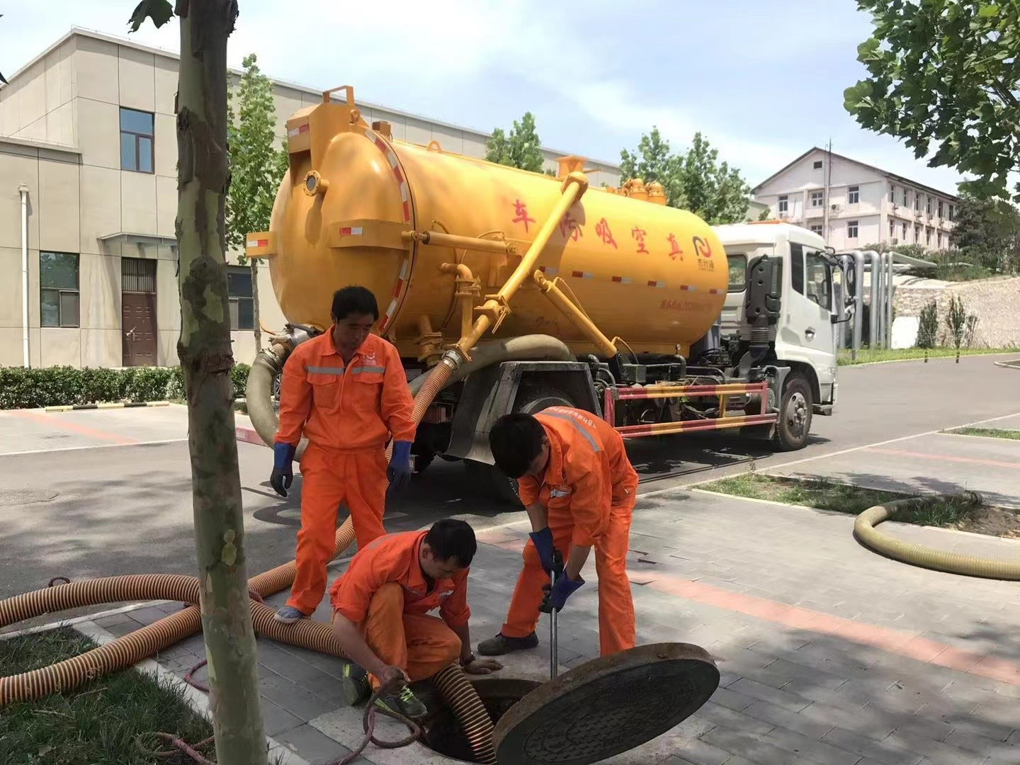 城中管道疏通车停在窨井附近