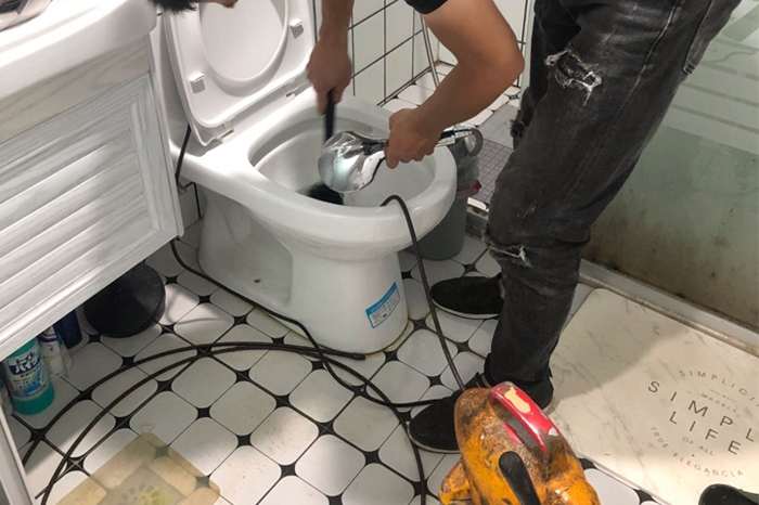 城中马桶堵塞自己疏通还是找师傅?专业上门服务让你省时更省心